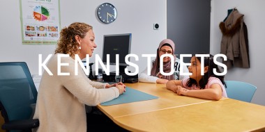 Moeder en dochter op spreekuur bij vrouwelijke huisarts