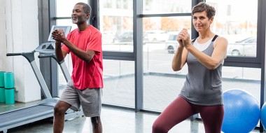Twee personen in de sportschool