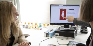 Huisarts wijst patiënt op een illustratie online