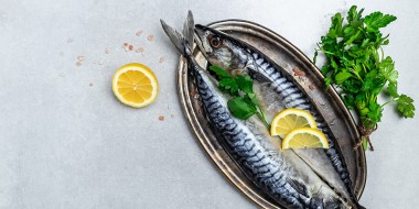 Bord met vis, citroen 