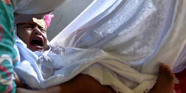 Huilende baby in de armen van een vrouw