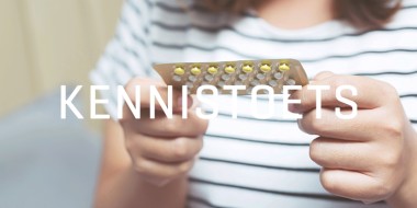 Vrouw met pillenstrip in haar handen