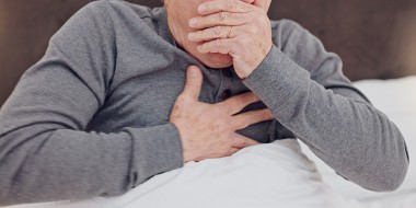 Man met zijn hand voor zijn mond