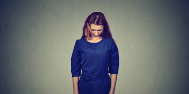 Vrouw met het hoofd gebogen