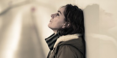 Vrouw staart voor zich uit