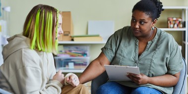 Praktijkondersteuner met jonge patiënt