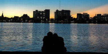 Verliefd stelletje kijkt uit over het water.