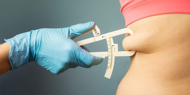 Vetmeter in de zij van een persoon