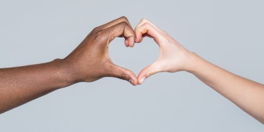Twee handen die samen een hartje vormen