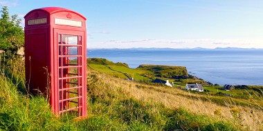 Telefooncel op Schotse heuvel