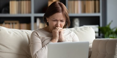Vrouw kijkt op haar laptop
