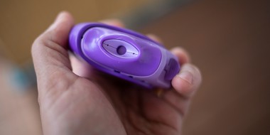 Inhalator vastgehouden in een hand