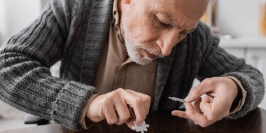 Man probeert een puzzel te leggen.