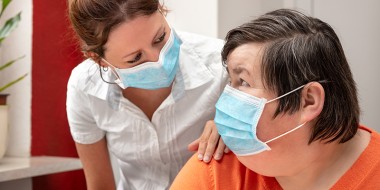 Zorgverlener en persoon met verstandelijke beperking