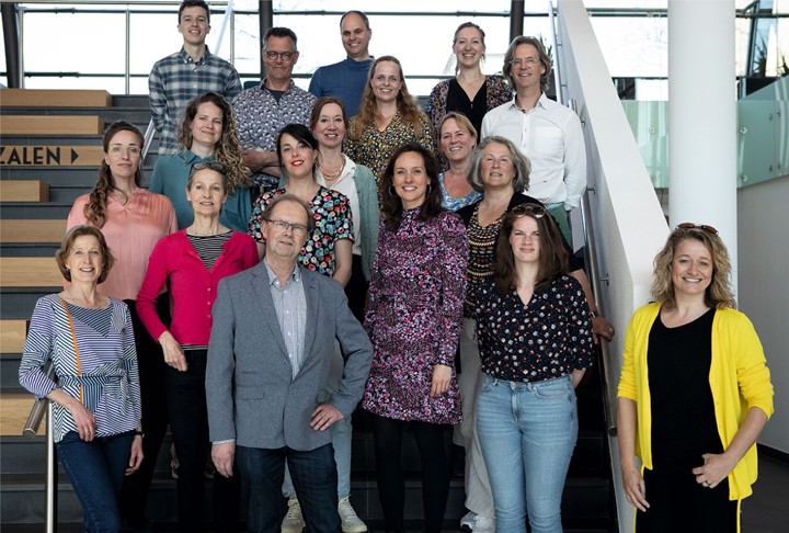 Het redactieteam van Thuisarts.nl. Van linksboven naar rechtsonder: Josher Molendijk, Patrick Jansen, Frank Boersma, Margreet Sangers, Simone van Schip, Mike Janssen, Freya Burgers, Roos de Wit, Annemieke Schaafstra, Lara ten Hennepe, Jacqueline Hordijk, Anita Hegeman, Renata Mimpen, Hermien Vrieze, Marjolein van Lennep, Ton Drenthen, Jantine Woudstra en Harriët Teijen. Lidy Pols en Bart van den Hoogenhoff ontbreken op de foto.