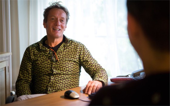 Poh-ggz Jan Jacobs in gesprek met een patiënt.