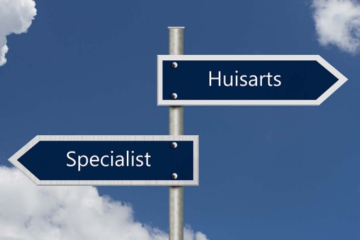 De huisarts zou oncologische nazorg kunnen verrichten, maar een deel van de patiënten reageert daarop terughoudend.