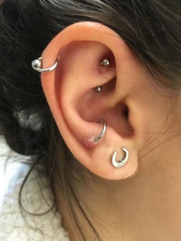 Meerdere licht ontstoken transcartilagineuze oorpiercings