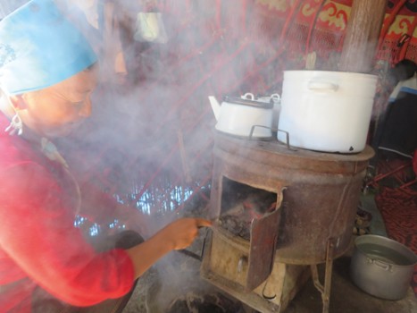 Hoge concentraties van fijnstof binnenshuis ontstaan doordat er op brandstoffen als mest wordt gekookt en gestookt. In deze yurt is bovendien de ventilatie beperkt wanneer het buiten vriest.