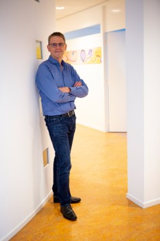  (Rotterdam, 1960) is in Amsterdam opgeleid tot basisarts en volgde daarna zijn opleiding tot huisarts in Maastricht. Hij is huisarts in een duo-praktijk in Deurne. Hij promoveerde op 25 mei 2020 op het proefschrift  aan de Radboud Universiteit Nijmegen.