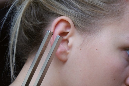 Houd de stemvork voor het oor.