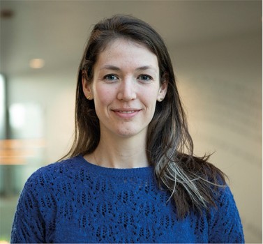 Anne Loohuis rondt juni 2022 haar opleiding tot huisarts en epidemioloog in Groningen af. In 2021 promoveerde ze aan de Rijksuniversiteit Groningen op haar proefschrift ‘App-based treatment for female urinary incontinence.’ Ze realiseert zich dat ze aan het begin van een 40-jarige carrière als huisarts staat waarin ze nog menig nieuwe ontwikkeling langs zal zien komen.