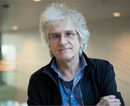 Joost Zaat ging in 2020 met pensioen, maar werkt nog als huisarts op de Kruispost in Amsterdam voor onverzekerden en als waarnemend huisarts. Hij is ook columnist in de Volkskrant. In 40 jaar tijd zag hij de hele ontwikkeling van papieren tot digitale dossier en e-health de revue passeren.