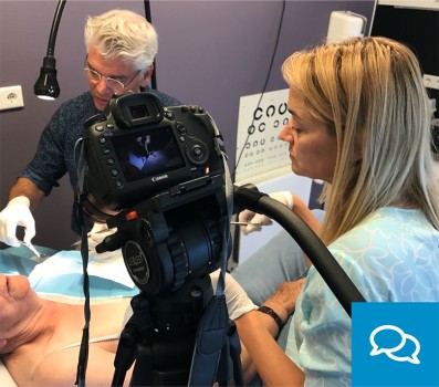 Huisarts en NHG-medewerker Florijn Jacobi neemt met huisarts Pieter Buis de instructiefilm stansbiopsie op: ‘De films zijn nu compacter; de materiaallijsten staan in de werkbeschrijving.’