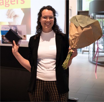 ‘De Jan van Es-prijs 2022 ging naar Lieke Olijslagers voor haar CAT over transdermale toediening van oestrogenen. ‘Het interessante aan deze CAT is dat er een NHG-Standaard is die hierover iets anders adviseert dan de informatie die op Thuisarts.nl staat en die al wat op de troepen vooruit loopt’, zegt Henk Schers (Radboudumc Nijmegen). ‘Een zeer relevant onderwerp voor de huisarts en actueel, met een goede discussie. Precies waar de CAT’s voor bedoeld zijn.’