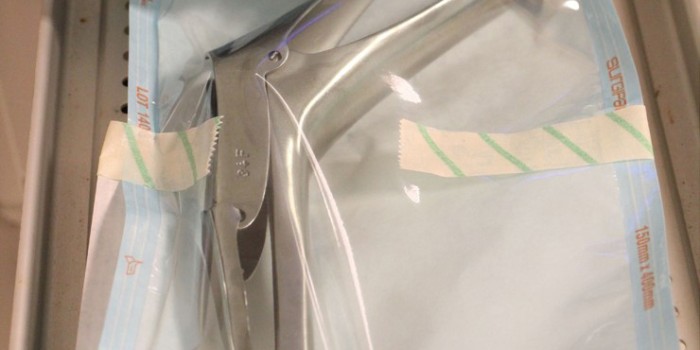 In de gemiddelde autoclaaf passen twee verpakte specula, zonder verpakking zijn dat er acht tot tien.